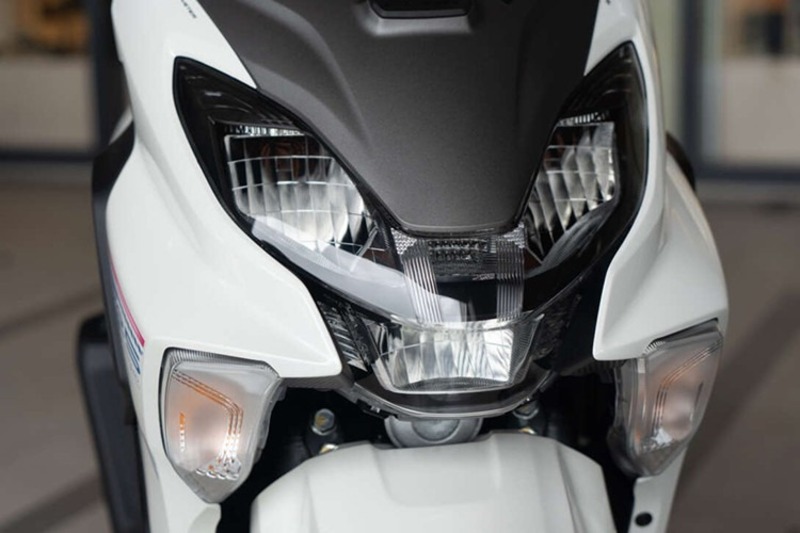 Phần đầu xe được tạo hình đơn giản nhưng hiện đại